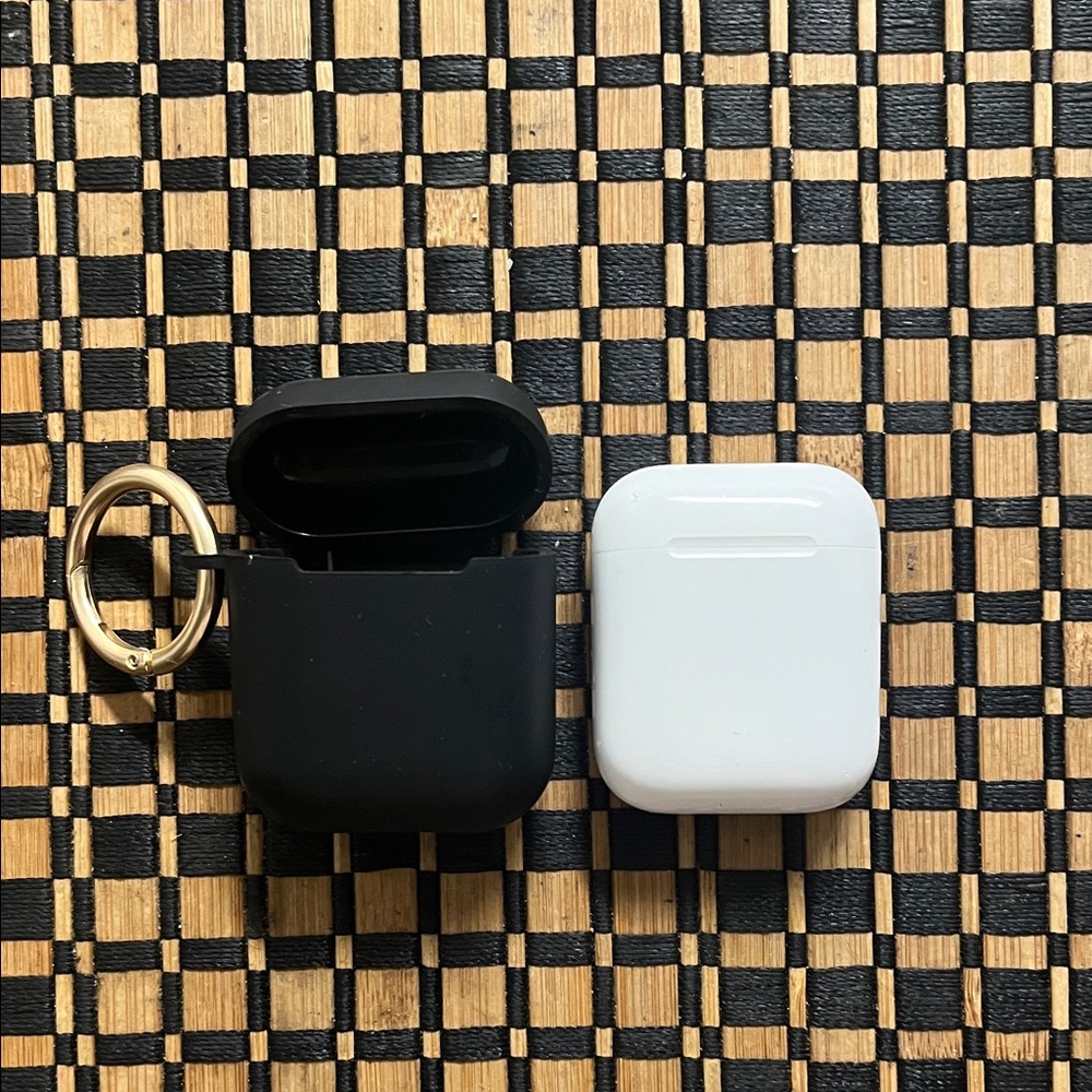 White Apple Air Pods Wireless Charging Case